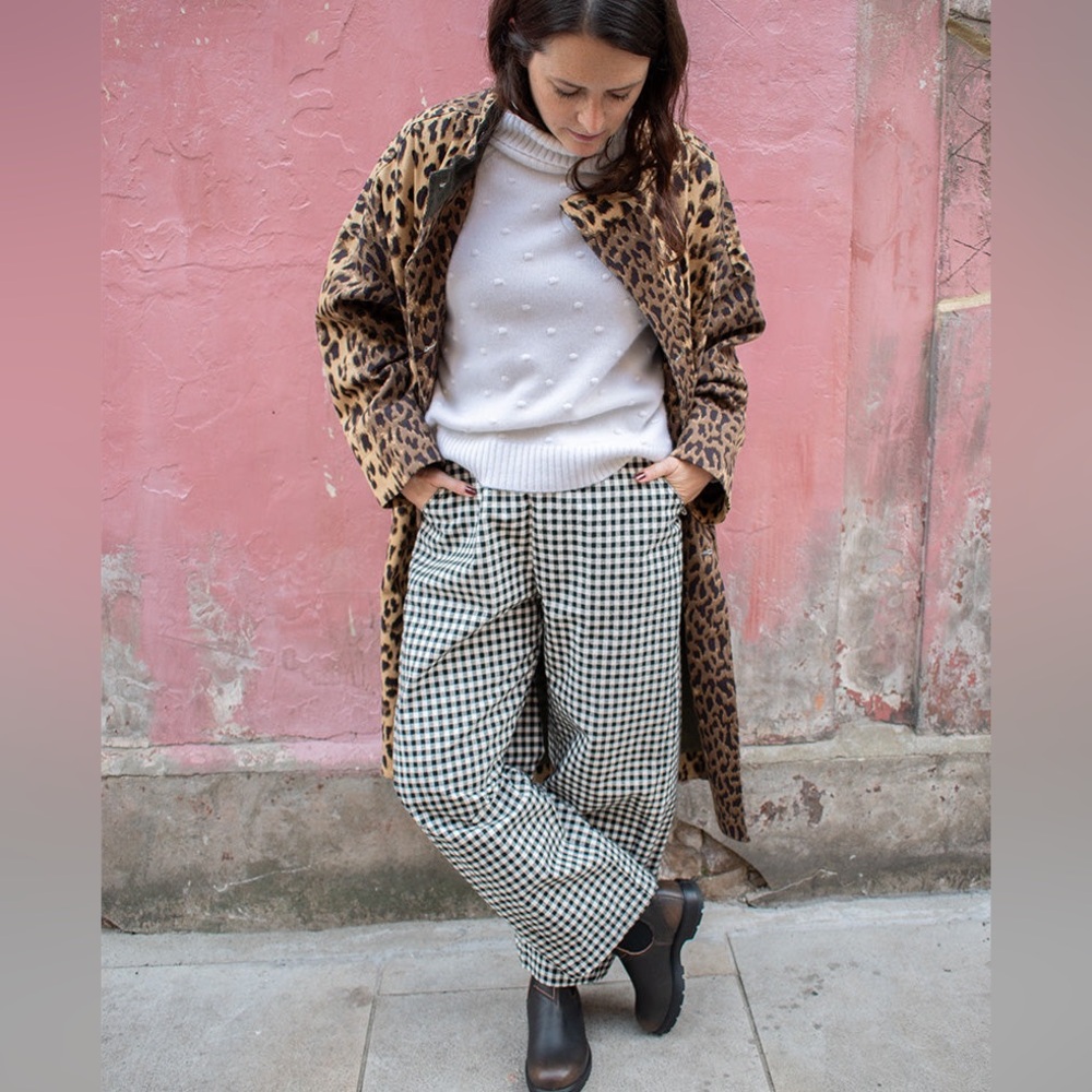 Chic Black and White Checkered Women's Cropped Jeans